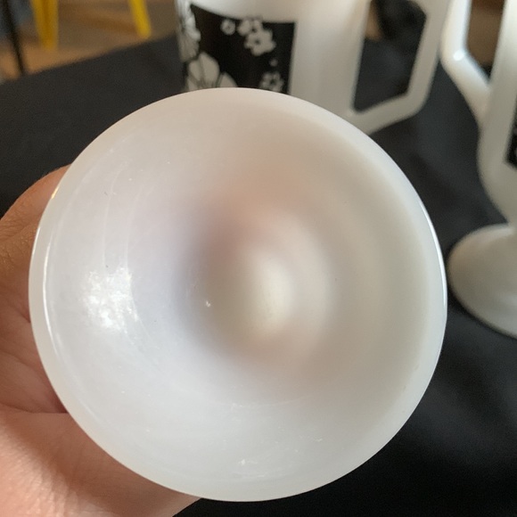 Vintage pedestal milk glass coffee cups set of 4 - Picture 5 of 6